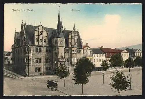 AK Saalfeld /Saale, Rathaus mit Strasse