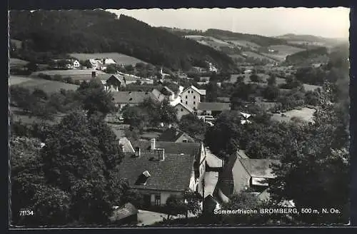 AK Bromberg /N. Ö., Ortsansicht mit Strasse aus der Vogelschau