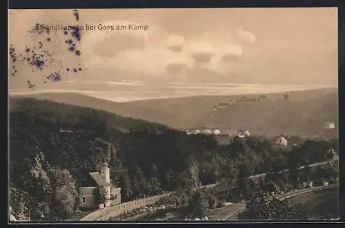 AK Gars am Kamp, Bründlkapelle mit Strasse und Ortsblick aus der Vogelschau