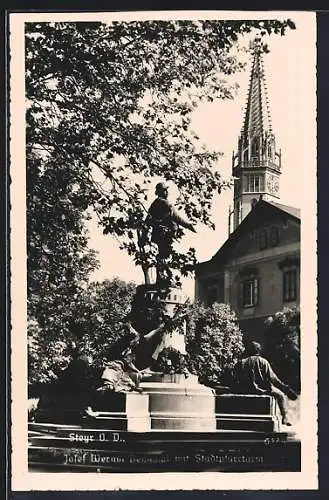 AK Steyr /O. D., Josef Werndl-Denkmal mit Stadtpfarrturm