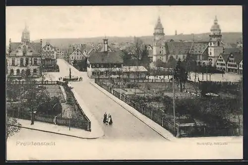 AK Freudenstadt, Strassenpartie mit Brunnen