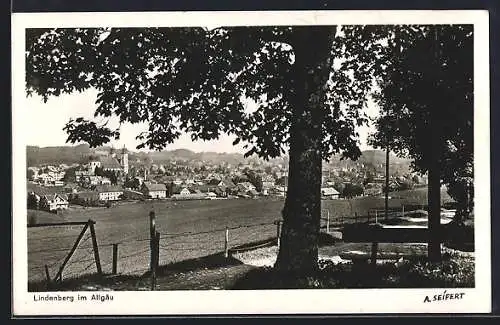 AK Lindenberg / Allgäu, Gesamtansicht vom Wald aus gesehen