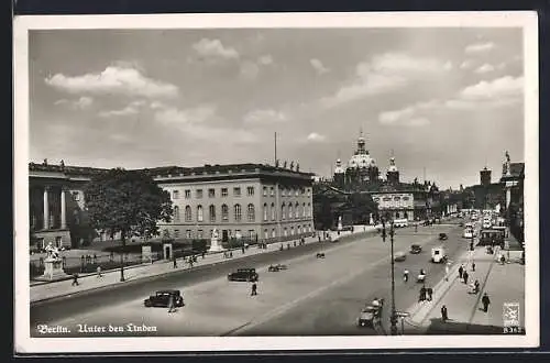 AK Berlin, Strasse Unter den Linden mit Denkmal