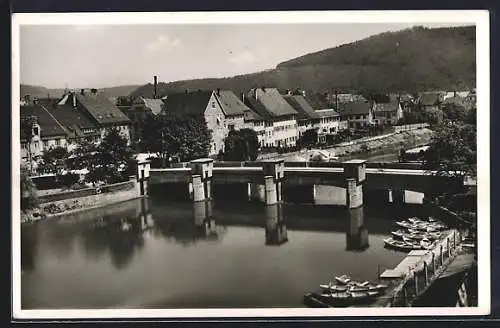 AK Tuttlingen an der Donau, Uferpartie mit Brücke