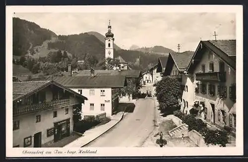 AK Oberaudorf am Inn, Strassenpartie mit Kirche