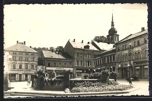 AK Sebnitz /Sächs. Schweiz, August-Bebel-Platz mit Konsum-Geschäft