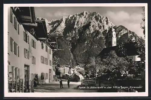 AK Mittenwald a. Isar, Strassenpartie mit Kirche gegen Karwendel