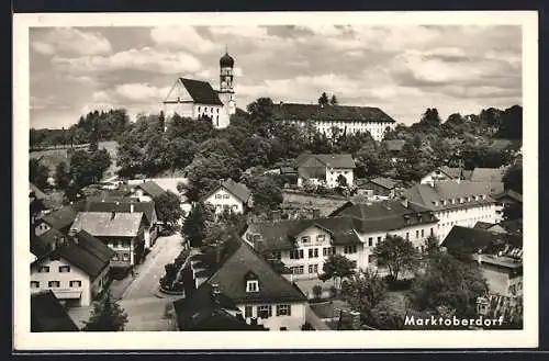 AK Marktoberdorf, Strassenpartie mit Kirche