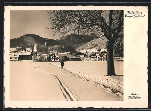 AK Ruhpolding /Bayr. Hochland, Ortspartie mit Kirche im Schnee