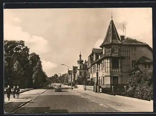 AK Klötze /Altmark, Bahnhofstrasse mit Passanten