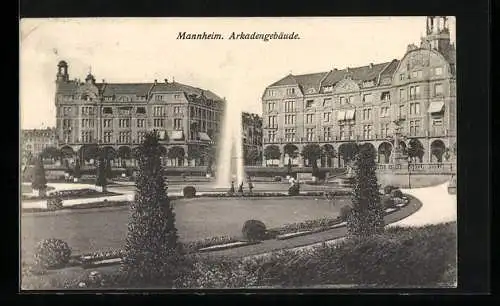 AK Mannheim, Arkadengebäude mit Springbrunnen-Anlage