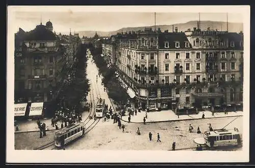 AK Zürich, Bahnhofstrasse mit Strassenbahnen, Geschäften und Passanten