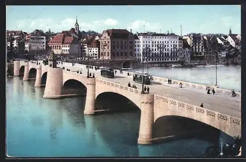 AK Basel, Strassenbahn auf mittlerer Rheinbrücke mit Schifflände