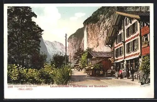 AK Lauterbrunnen, Dorfstrasse u. Staubbach, Leute