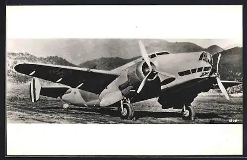 AK Militärflugzeug gelanded auf einem Feld