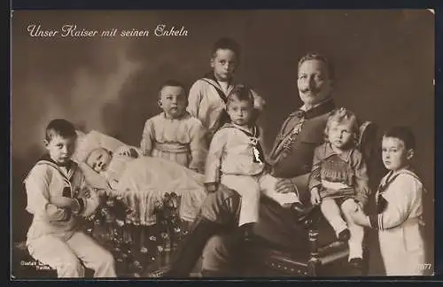 AK Kaiser Wilhelm II. in Uniform mit Orden im Kreise seiner Enkel