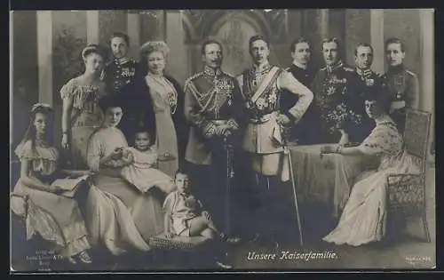 AK Unsere Kaiserfamilie von Preussen in Uniform und festlichen Kleidern