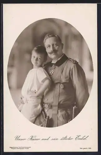 AK Kaiser Wilhelm II. mit Orden hält seinen ältesten Enkel im Arm