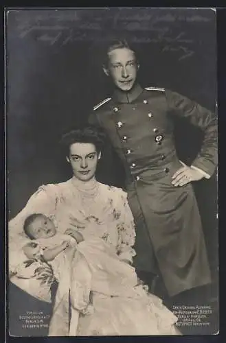 AK Kronprinzessin Cecilie mit Baby im Arm und Kronprinz Friedrich Wilhelm in Uniform