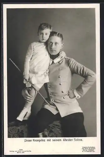 AK Kronprinz Wilhelm von Preussen in Uniform hält seinen ältesten Sohn, der einen Stock i.d.Hand hält im Arm