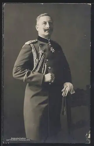 AK Kaiser Wilhelm II. in Uniform auf einen Stuhl lehnend