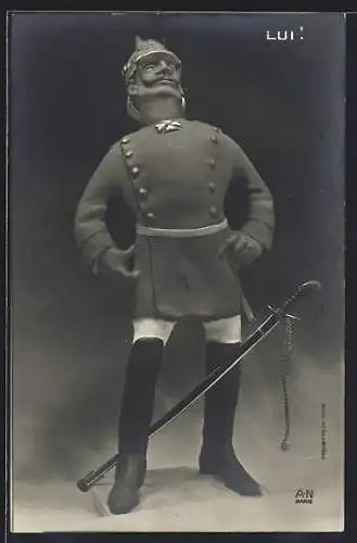 Foto-AK Kaiser Wilhelm II. von Preussen in Uniform mit Säbel, Karikatur