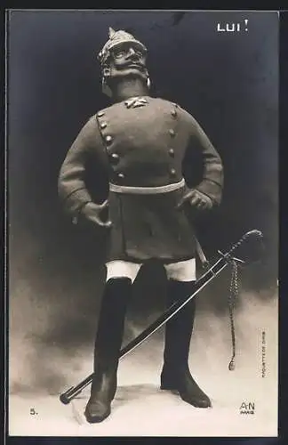 Foto-AK Kaiser Wilhelm II. von Preussen in Uniform mit Säbel, Karikatur