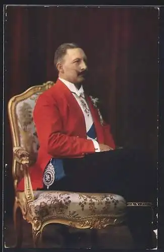 AK Kaiser Wilhelm II. in roter Uniformjacke auf dem Sessel