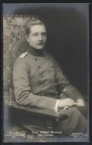 AK Prinz August Wilhelm von Preussen in Uniform im Stuhl sitzend