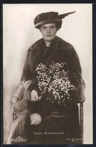 AK Kronprinzessin Cecilie mit einem Blumenstrauss