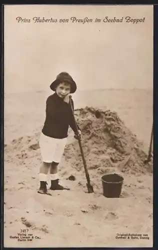 AK Zoppot, Der kleine Prinz Hubertus mit Eimer und Schippe am Strand