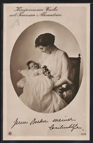 AK Kronprinzessin Cecilie in weiss mit Prinzessin Alexandrine auf dem Arm