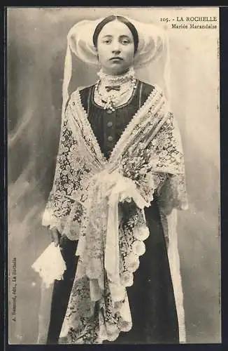 AK Mädchen aus La Rochelle in Brautkleid, Costume de Mariée Marandaise