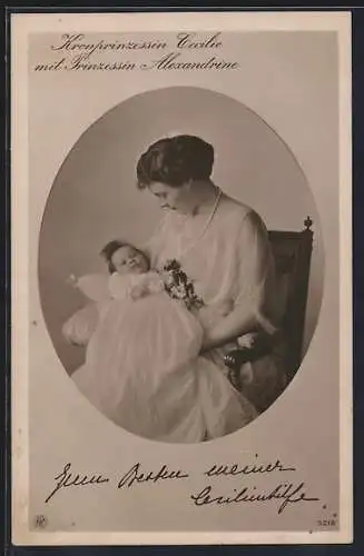 AK Kronprinzessin Cecilie in weiss mit Prinzessin Alexandrine auf dem Arm