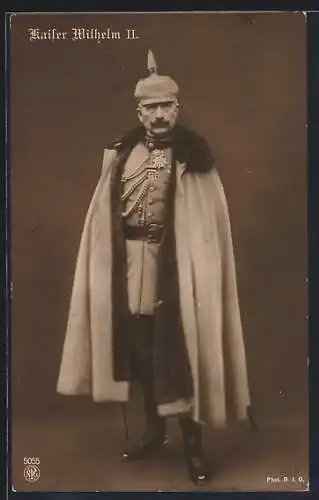 AK Kaiser Wilhelm II. mit Umhang in Uniform und Pickelhaube