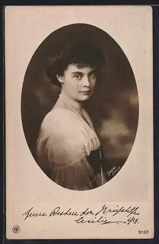 AK Kronprinzessin Cecilie mit Perlenkette, Portrait