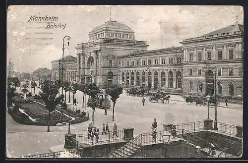 AK Mannheim, Pferdekutschen und Strassenbahn auf dem Platz vor dem Bahnhof