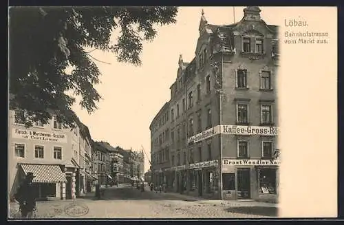 AK Löbau, Bahnhofstrasse vom Markt aus, Kreuzung mit Kaffee-Gross-Rösterei Wendler und Fleischwaren Curt Leuner