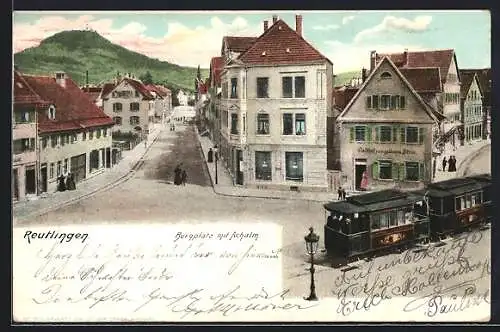 AK Reutlingen, Burgplatz mit Achalm, Gasthaus zum Goldnen Stern und Strassenbahn