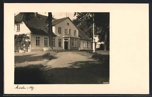 Foto-AK Mustin /Lauenburg, Gasthof, Ansicht mit Einfahrt