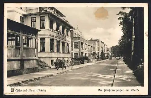 AK Graal-Müritz, Pensionshäuser am Walde, mit Hotel Haus Miramare, Strassenpartie