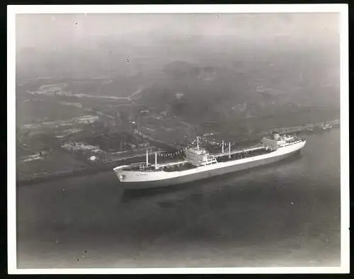 Fotografie Tankschiff / Tanker Tina Onassis liegt neben Esso Tanklager vor Anker, Grossformat 25 x 19cm