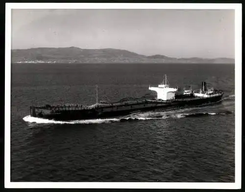 Fotografie Tankschiff / Tanker Bulkoceanic vor Küstenlandschaft, Grossformat 25 x 20cm