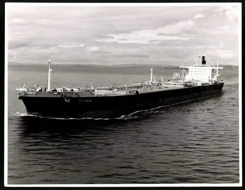 Fotografie George Young, Gourock, Tankschiff / Tanker Titan bei langsamer Fahrt in Küstennähe, Grossformat 25 x 20cm