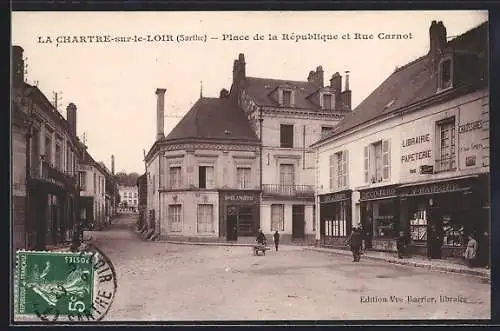 AK La Chartre-sur-le-Loir, Place de la République et Rue Carnot