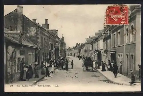 AK La Flèche, Rue Boierie animée avec passants et charrette