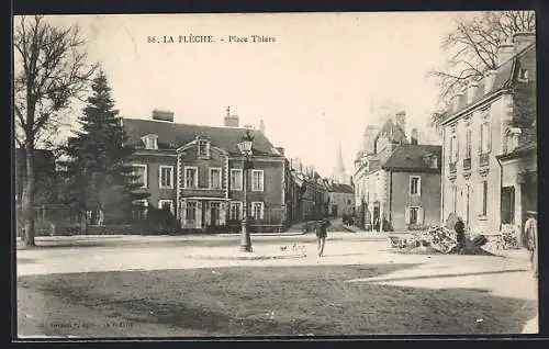 AK La Flèche, Place Thiers avec bâtiments historiques et passants