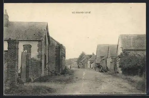 AK Le Grand Lucé, Rue principale avec maisons anciennes et charrette