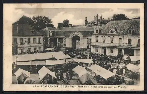 AK Le Grand-Lucé, Place de la République un jour de marché