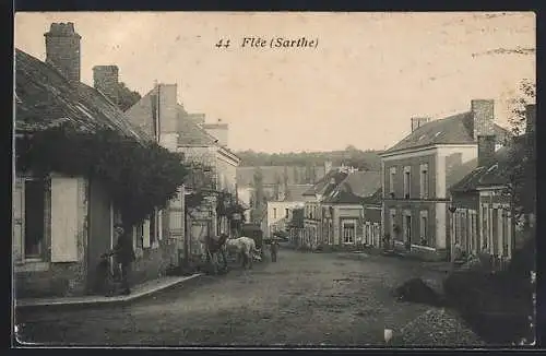 AK Flée, Rue principale avec maisons et passants